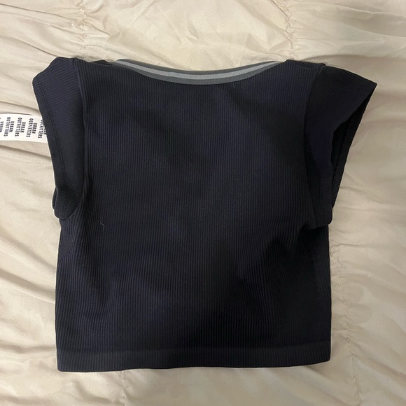 A black cropped t-shirt - Picture 3 of 6